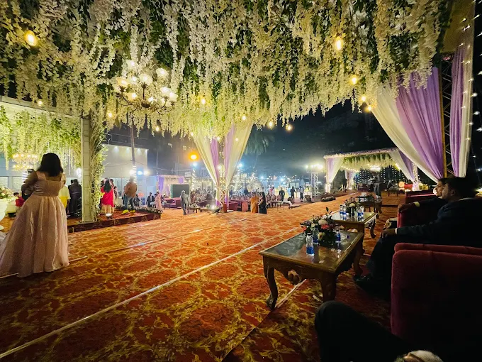 Garden side banquet